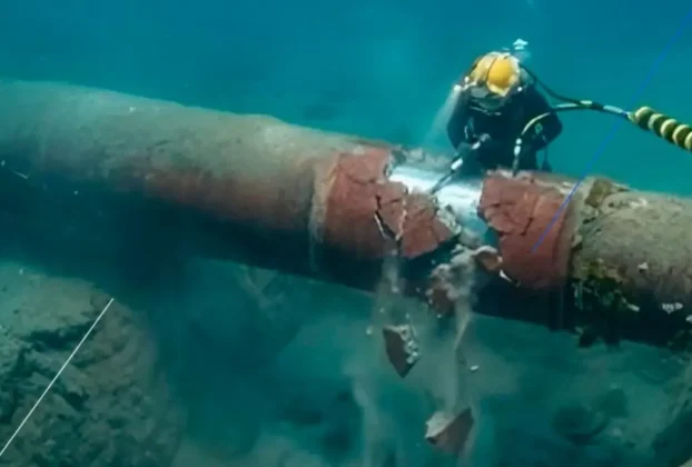 Personal de Pemex identificó que la fuga se originó en un ducto y trabaja en su contención.