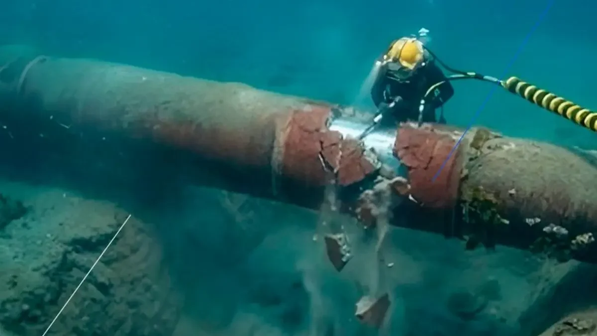 Personal de Pemex identificó que la fuga se originó en un ducto y trabaja en su contención.