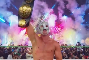 El Grande Americano con el cinturon del Megacampeonato del Triple AAA