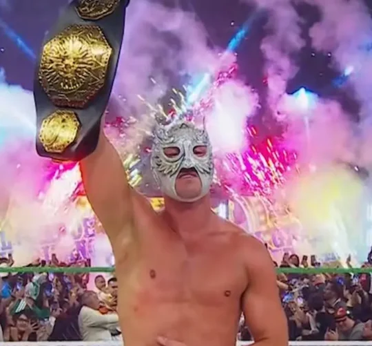 El Grande Americano con el cinturon del Megacampeonato del Triple AAA