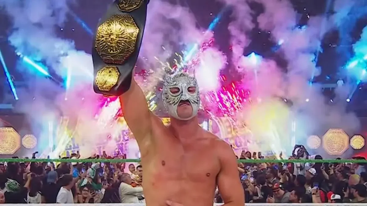 El Grande Americano con el cinturon del Megacampeonato del Triple AAA