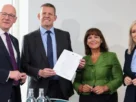John Swinney, líder del Partido Nacional Escocés (SNP); Rhun ap Iorwerth, de Plaid Cymru (Gales); y Mary Lou McDonald y Michelle O'Neill, presidenta y vicepresidenta respectivamente del partido republicano irlandés Sinn Féin