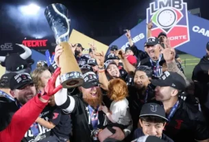 Jugadores de los Toros de Tijuana con la copa de campeones de la Liga Mexicana de Beisbol