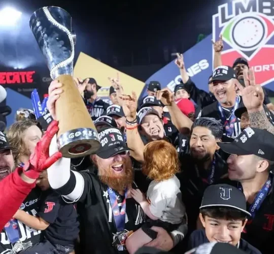 Jugadores de los Toros de Tijuana con la copa de campeones de la Liga Mexicana de Beisbol