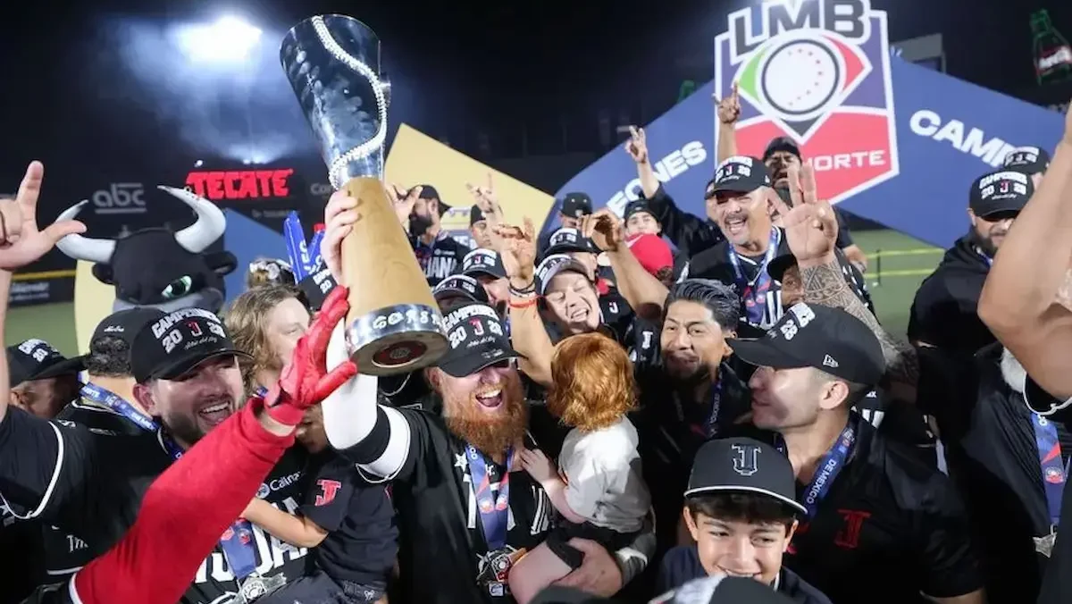 Jugadores de los Toros de Tijuana con la copa de campeones de la Liga Mexicana de Beisbol