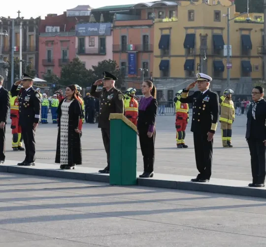 La mandataria estuvo acompañada de elementos del Ejército mexicano, la Guardia Nacional y funcionarios de su gabinete, así como de la jefa de Gobierno, Clara Brugada, y de los directivos de la Cruz Roja Mexicana, Eduardo De Agüero Le Duc, y de Protección Civil, Laura Velázquez Alzúa.