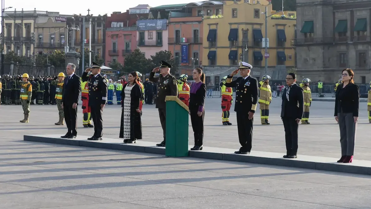 La mandataria estuvo acompañada de elementos del Ejército mexicano, la Guardia Nacional y funcionarios de su gabinete, así como de la jefa de Gobierno, Clara Brugada, y de los directivos de la Cruz Roja Mexicana, Eduardo De Agüero Le Duc, y de Protección Civil, Laura Velázquez Alzúa.