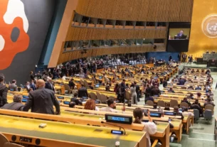 Representantes de decenas de países abandonaron la sala en medio de sonoros abucheos.