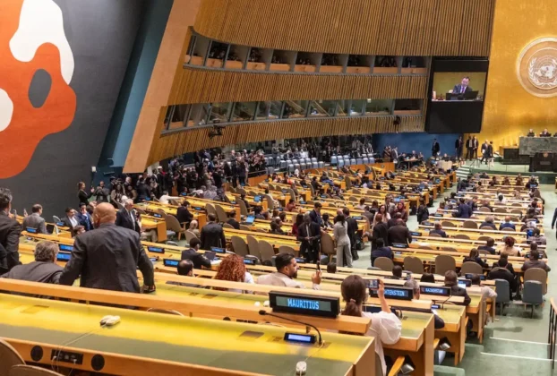 Representantes de decenas de países abandonaron la sala en medio de sonoros abucheos.