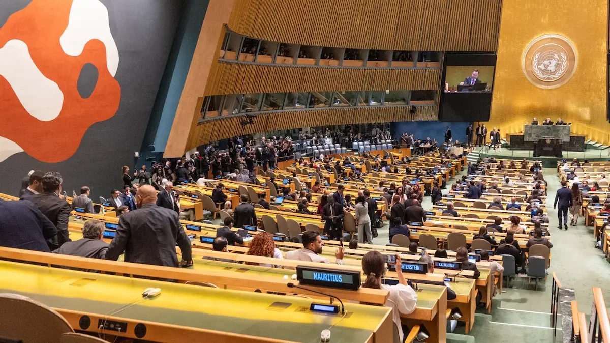 Representantes de decenas de países abandonaron la sala en medio de sonoros abucheos.
