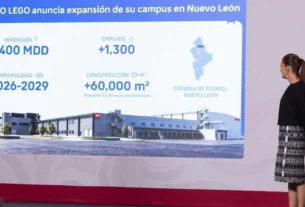 La presidenta Sheinbaum observa infografía sobre proyecto industrial de Lego en el estado de Nuevo León