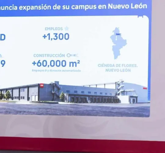 La presidenta Sheinbaum observa infografía sobre proyecto industrial de Lego en el estado de Nuevo León