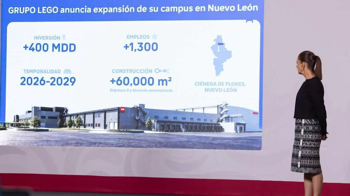 La presidenta Sheinbaum observa infografía sobre proyecto industrial de Lego en el estado de Nuevo León