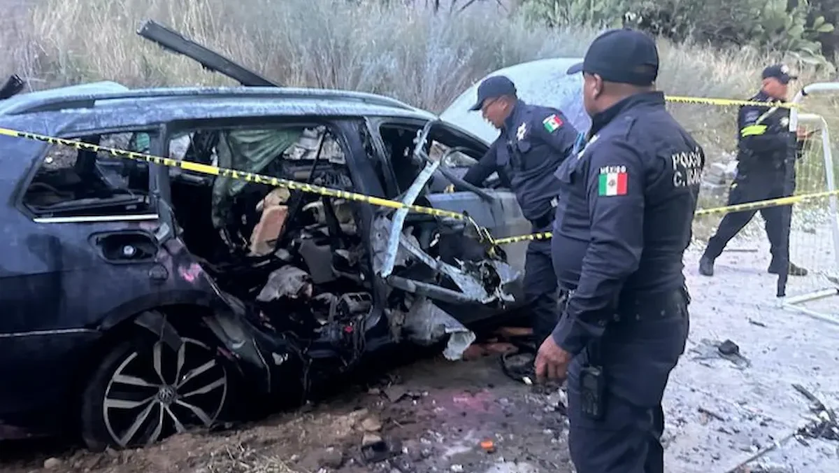 Vehículo que transportaba pirotecnia terminó incendiándose y explotando.