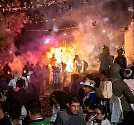 Primeros informes señalan que uno de los toritos estalló de manera repentina, lesionando a quienes se encontraban a su alrededor.