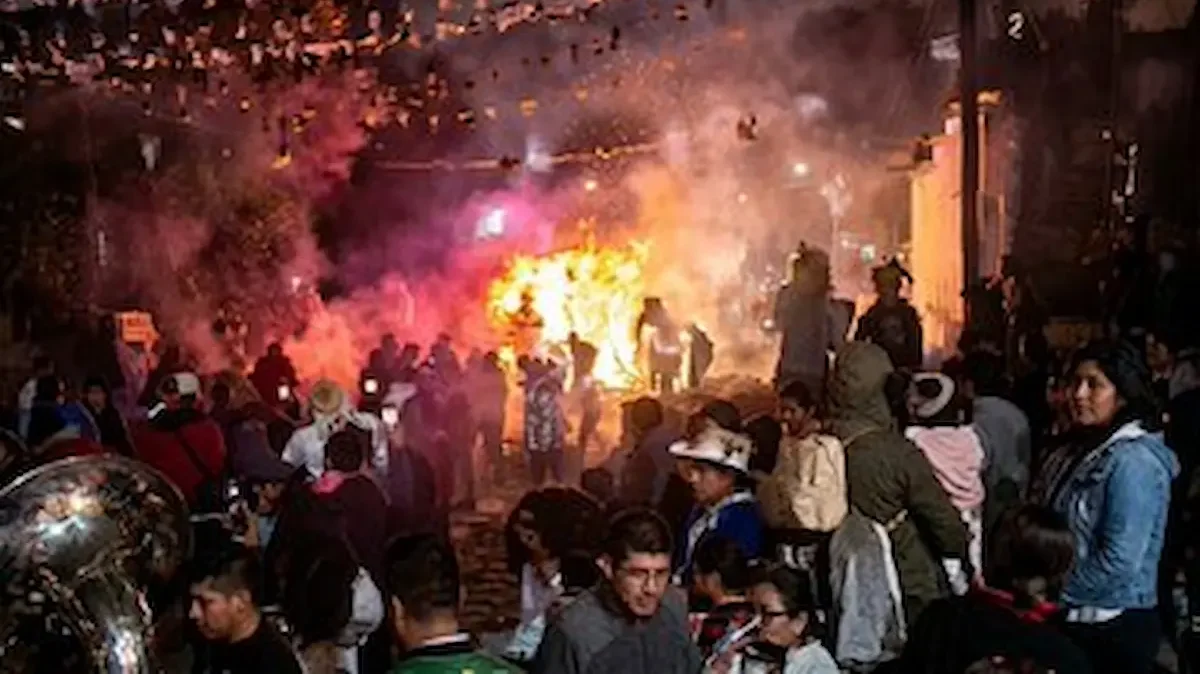 Primeros informes señalan que uno de los toritos estalló de manera repentina, lesionando a quienes se encontraban a su alrededor.