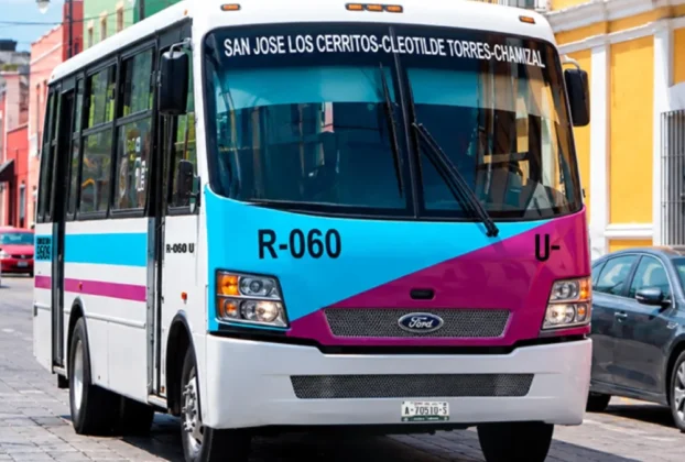 Transporte publico como ejemplo de la nueva cromática que se usara en Puebla
