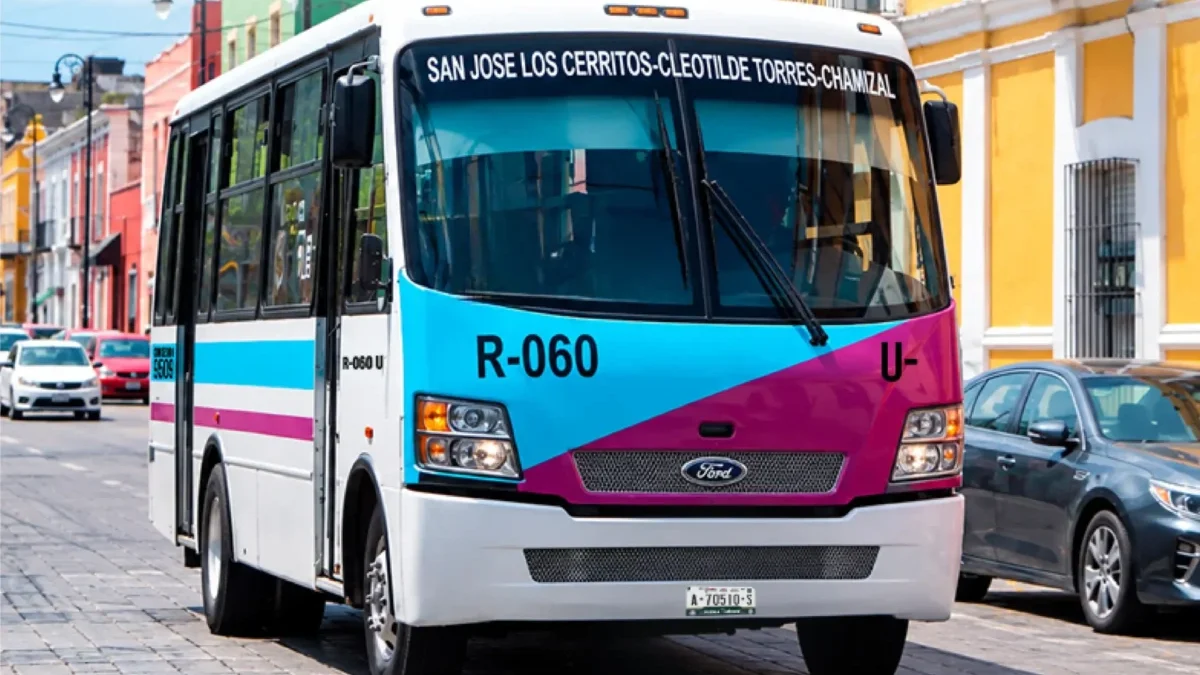 Transporte publico como ejemplo de la nueva cromática que se usara en Puebla