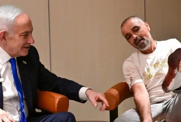 Netanyahu se encuentra cara a cara con Yaniv, uno de los pasajeros de Flydubai que actuó de inmediato cuando el avión se precipitó en picada.