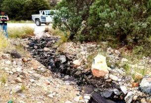 El accidente representó el derrame de 12 mil litros de ácido sulfúrico sobre la carretera y el suelo natural.
