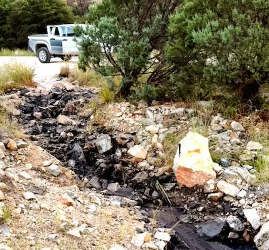 El accidente representó el derrame de 12 mil litros de ácido sulfúrico sobre la carretera y el suelo natural.