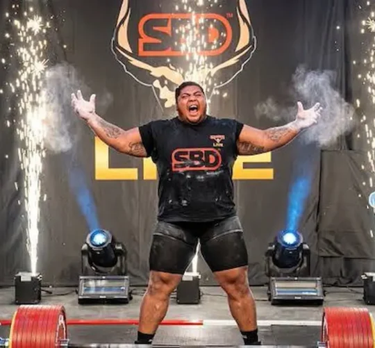 El atleta logró levantar exitosamente la cifra de 511 kilogramos, equivalentes a mil 126 libras, en la modalidad de peso muerto