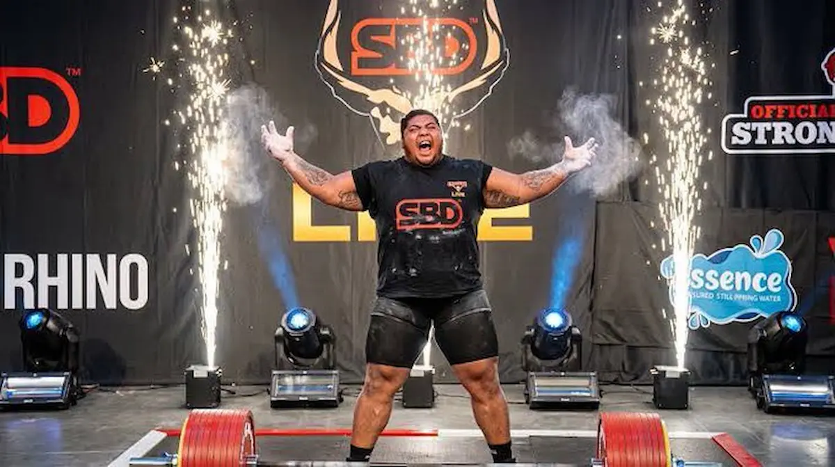 El atleta logró levantar exitosamente la cifra de 511 kilogramos, equivalentes a mil 126 libras, en la modalidad de peso muerto