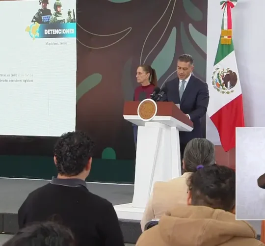 La Presidenta Claudia Sheinbaum y el secretario de Seguridad y Protección Ciudadana, Omar García Harfuch durante la conferencia matutina desde el 52° Batallón de Infantería en Guadalupe, Zacatecas