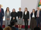 La presidenta de México, Claudia Sheinbaum Pardo, y el secretario de Economía, Marcelo Ebrard, junto al equipo de LEGO durante la conferencia matutina.