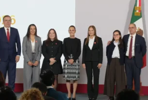 La presidenta de México, Claudia Sheinbaum Pardo, y el secretario de Economía, Marcelo Ebrard, junto al equipo de LEGO durante la conferencia matutina.