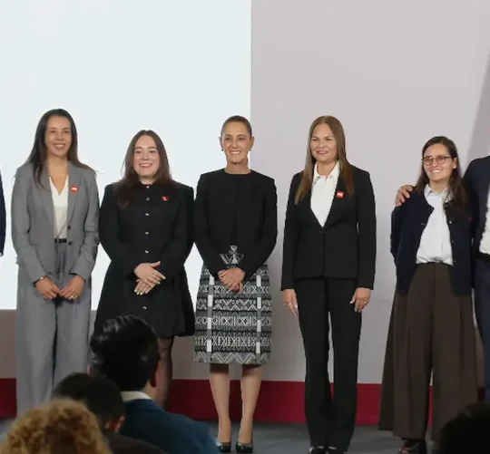 La presidenta de México, Claudia Sheinbaum Pardo, y el secretario de Economía, Marcelo Ebrard, junto al equipo de LEGO durante la conferencia matutina.