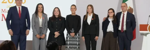 La presidenta de México, Claudia Sheinbaum Pardo, y el secretario de Economía, Marcelo Ebrard, junto al equipo de LEGO durante la conferencia matutina.