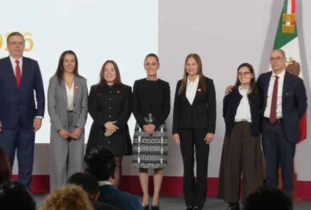 La presidenta de México, Claudia Sheinbaum Pardo, y el secretario de Economía, Marcelo Ebrard, junto al equipo de LEGO durante la conferencia matutina.