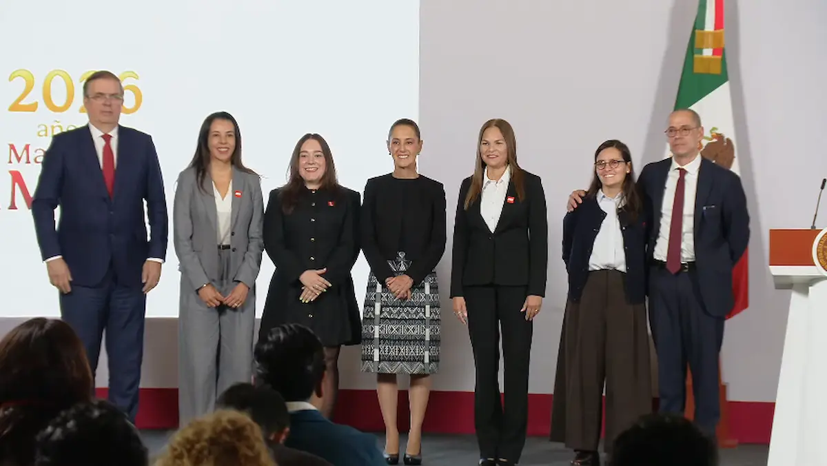La presidenta de México, Claudia Sheinbaum Pardo, y el secretario de Economía, Marcelo Ebrard, junto al equipo de LEGO durante la conferencia matutina.
