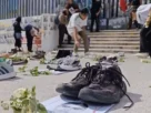 Con 43 pares de zapatos, fotografías y flores frente a la Fiscalía General del Estado, estudiantes manifestantes recordaron a los 43 normalistas de Ayotzinapa desaparecidos.