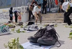 Con 43 pares de zapatos, fotografías y flores frente a la Fiscalía General del Estado, estudiantes manifestantes recordaron a los 43 normalistas de Ayotzinapa desaparecidos.