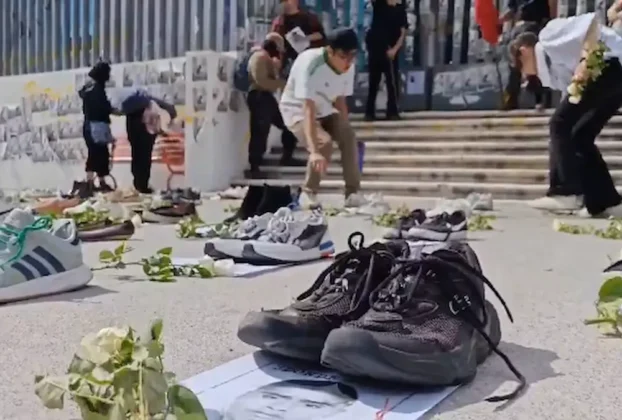 Con 43 pares de zapatos, fotografías y flores frente a la Fiscalía General del Estado, estudiantes manifestantes recordaron a los 43 normalistas de Ayotzinapa desaparecidos.