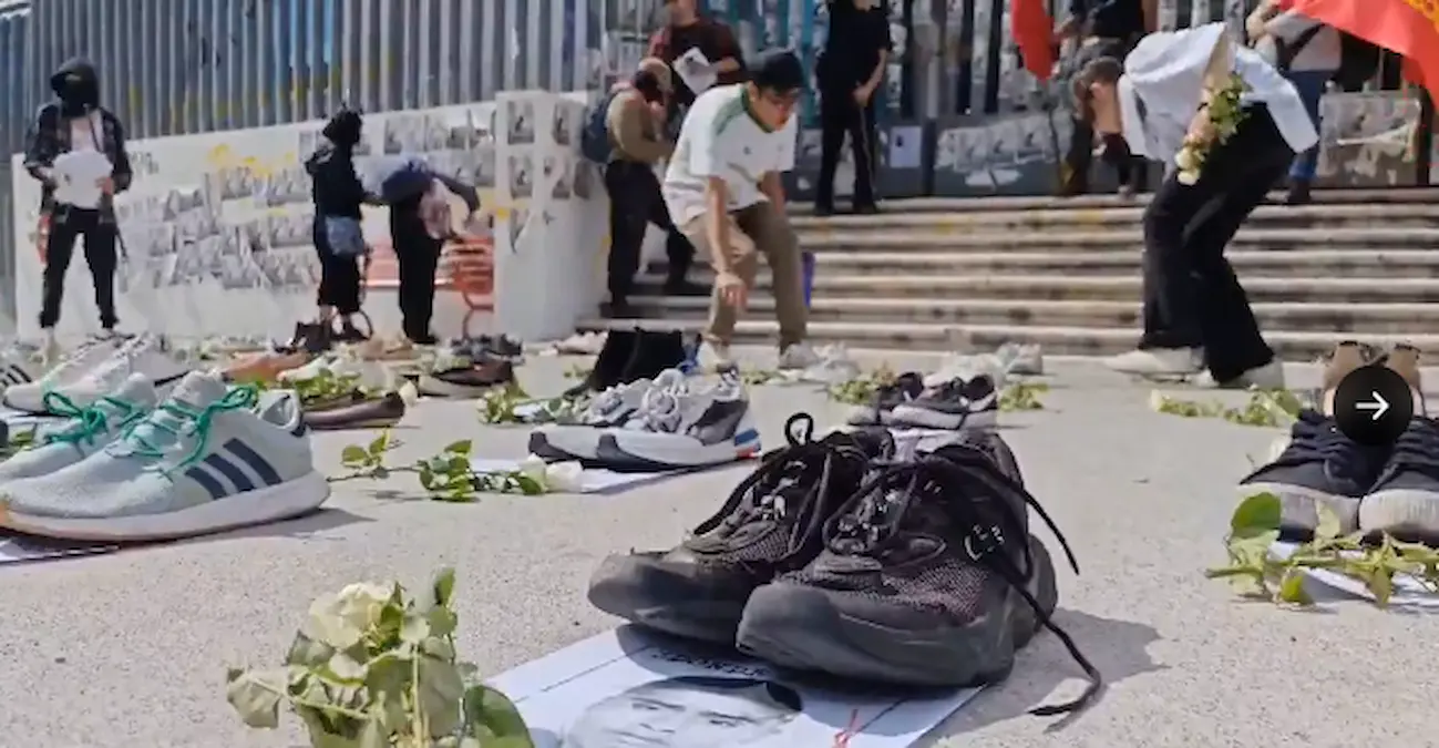 Con 43 pares de zapatos, fotografías y flores frente a la Fiscalía General del Estado, estudiantes manifestantes recordaron a los 43 normalistas de Ayotzinapa desaparecidos.