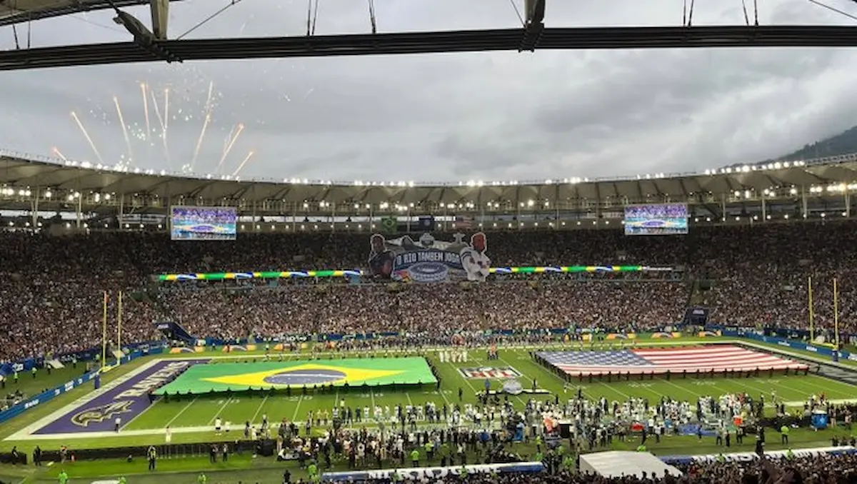 Los Baltimore Ravens y los Dallas Cowboys en el estadio Maracaná, en Rio de Janeiro