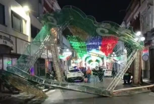 Con apenas unas horas de que inició el mes patrio, uno de los primeros adornos colocados en el Centro Histórico de Puebla para celebrar las fiestas nacionales terminó destrozado.