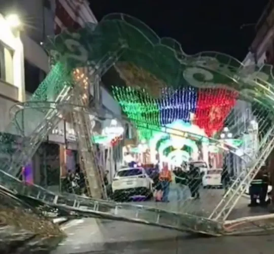 Con apenas unas horas de que inició el mes patrio, uno de los primeros adornos colocados en el Centro Histórico de Puebla para celebrar las fiestas nacionales terminó destrozado.