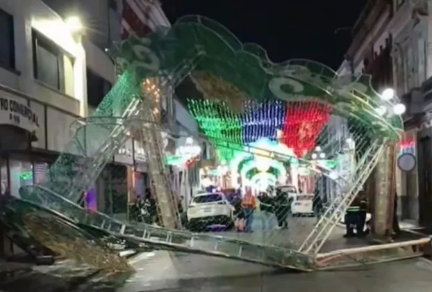 Con apenas unas horas de que inició el mes patrio, uno de los primeros adornos colocados en el Centro Histórico de Puebla para celebrar las fiestas nacionales terminó destrozado.