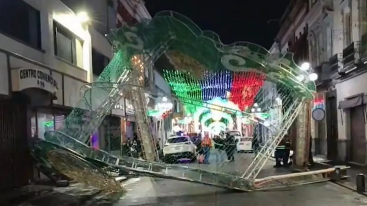 Con apenas unas horas de que inició el mes patrio, uno de los primeros adornos colocados en el Centro Histórico de Puebla para celebrar las fiestas nacionales terminó destrozado.
