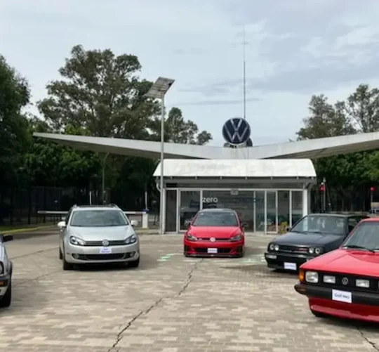En la planta de Volkswagen Puebla se presentaron las cuatro generaciones del Golf fabricadas en territorio poblano