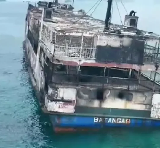 Restos de ferry luego de sufrir un incendio