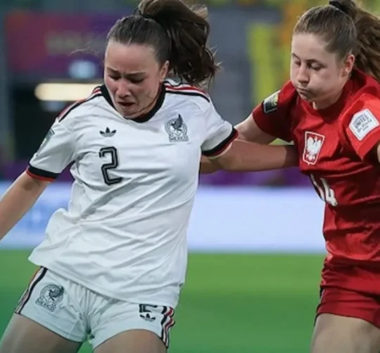 Jugadora de México y Polonia durante la derrota del Tri