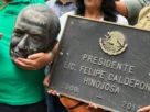 A golpes, un grupo de ex trabajadores de Luz y Fuerza del Centro (LyFC) dañó la estatua del expresidente Felipe Calderón en el Centro Cultural Los Pinos.