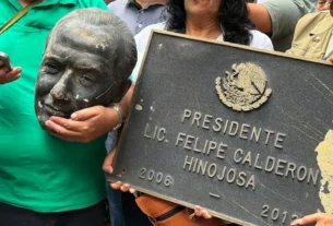 A golpes, un grupo de ex trabajadores de Luz y Fuerza del Centro (LyFC) dañó la estatua del expresidente Felipe Calderón en el Centro Cultural Los Pinos.