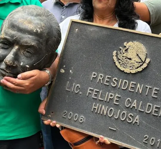 A golpes, un grupo de ex trabajadores de Luz y Fuerza del Centro (LyFC) dañó la estatua del expresidente Felipe Calderón en el Centro Cultural Los Pinos.