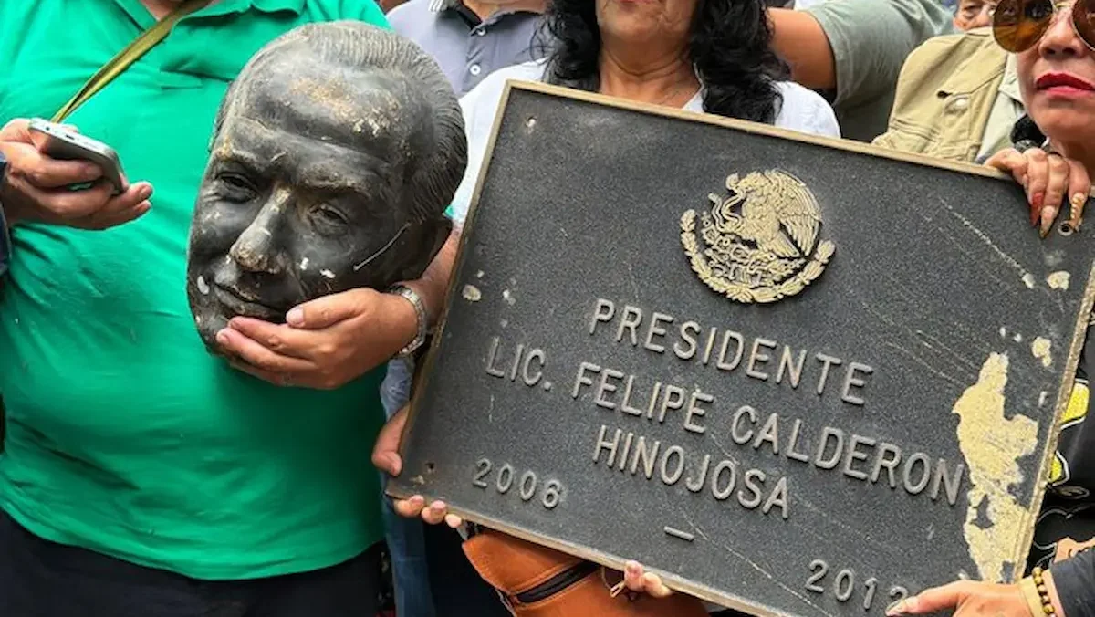 A golpes, un grupo de ex trabajadores de Luz y Fuerza del Centro (LyFC) dañó la estatua del expresidente Felipe Calderón en el Centro Cultural Los Pinos.